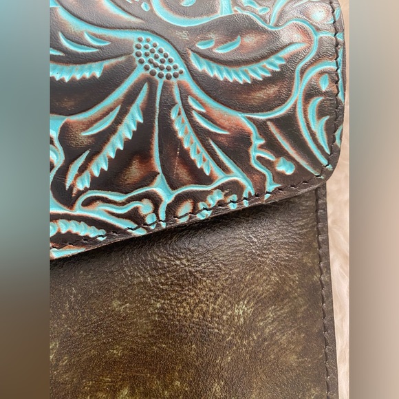 Patricia Nash Tooled Turquoise Genuine Leather Envelope Clutch & Wristlet NEW - Picture 9 of 10